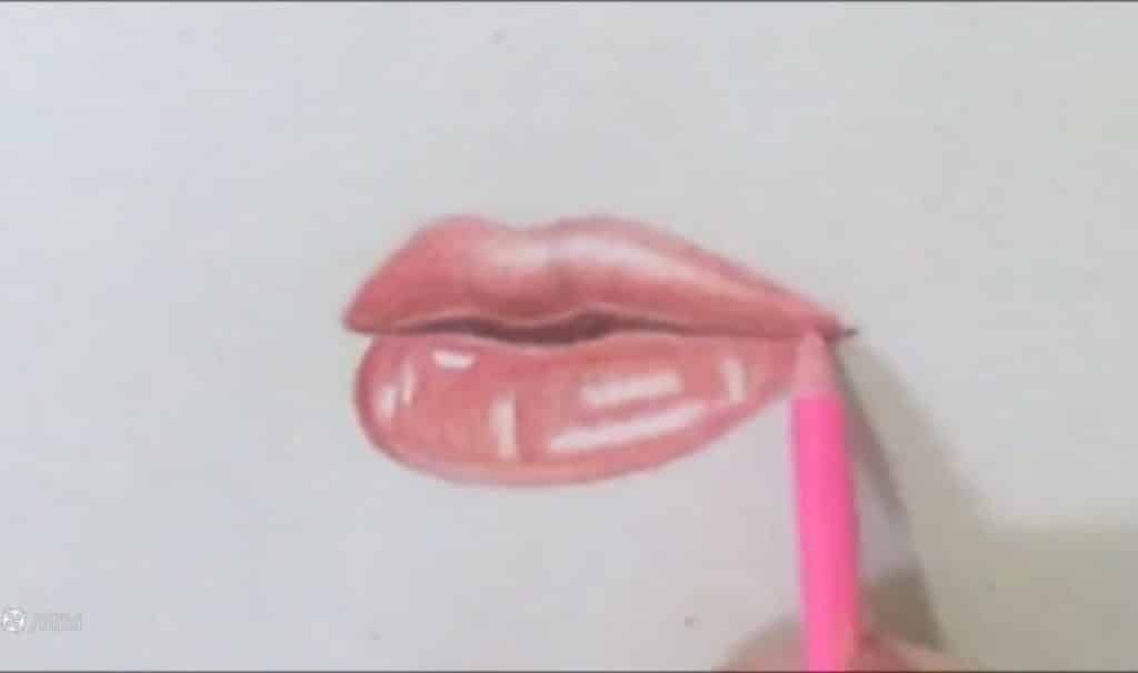 افزودن رنگ صورتی نهایی و فیکسکردن پایان کار در طراحی لب با مداد رنگی