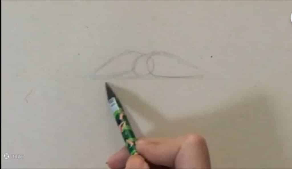 شروع طراحی اولیه نقاشی لب با مداد رنگی