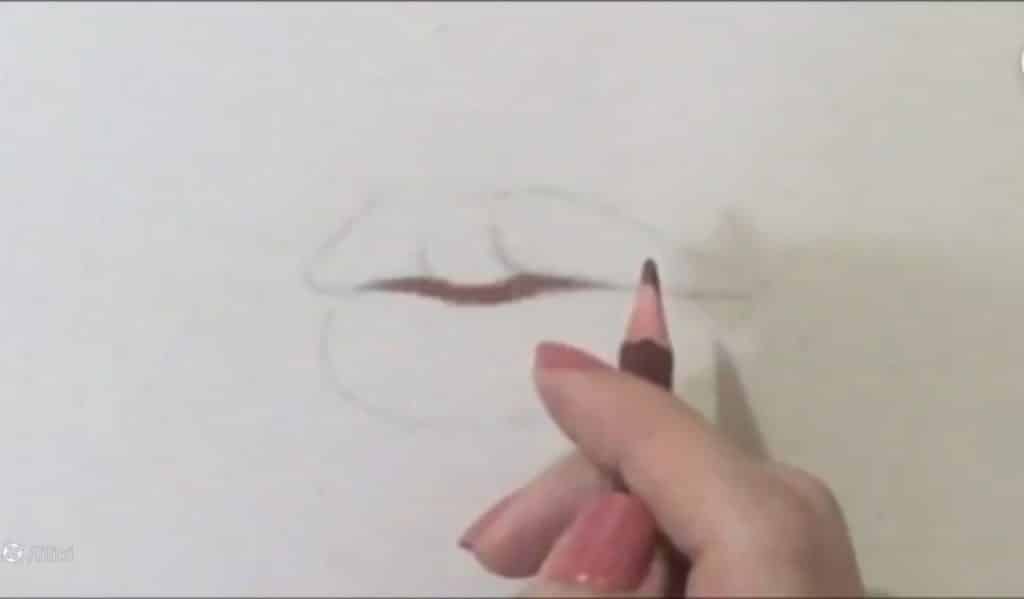 شروع اتود و آمادهسازی برای رنگآمیزی لب در طراحی لب با مداد رنگی