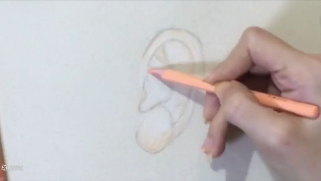 طراحی گوش با مداد رنگی