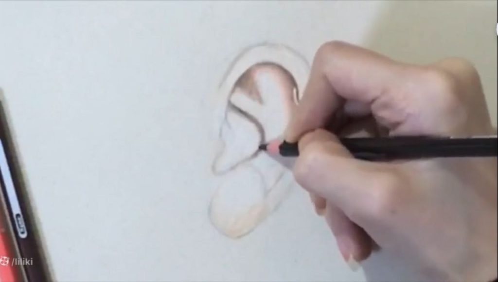 طراحی گوش با مداد رنگی