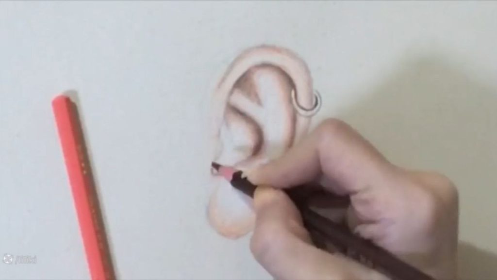 طراحی گوش با مداد رنگی