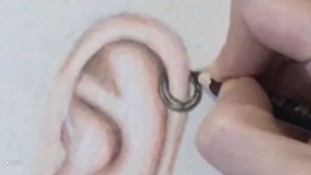 طراحی گوش با مداد رنگی