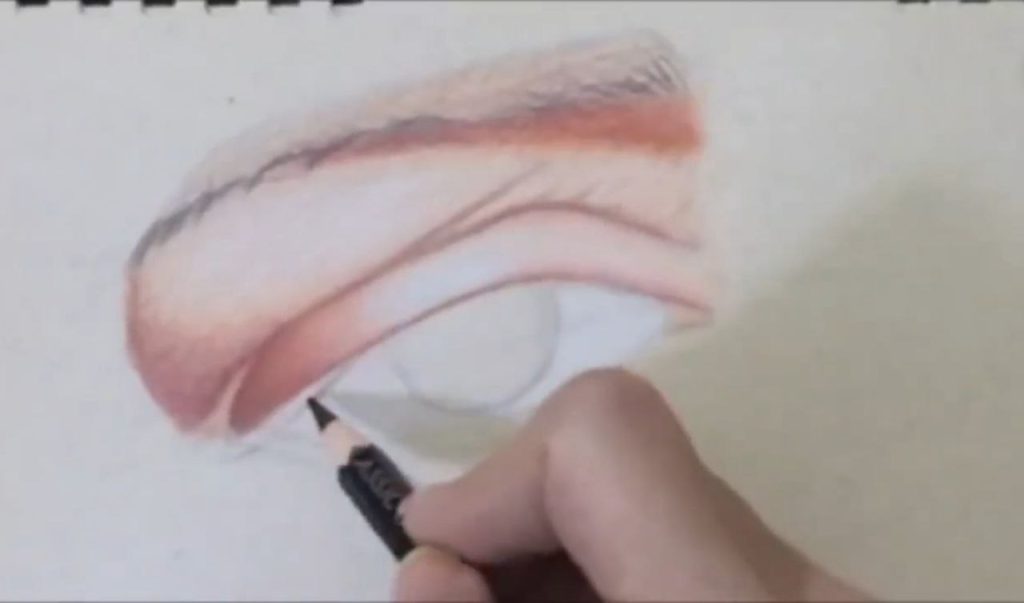 شروع سایهزنی اطراف چشم در طراحی چشم مداد رنگی