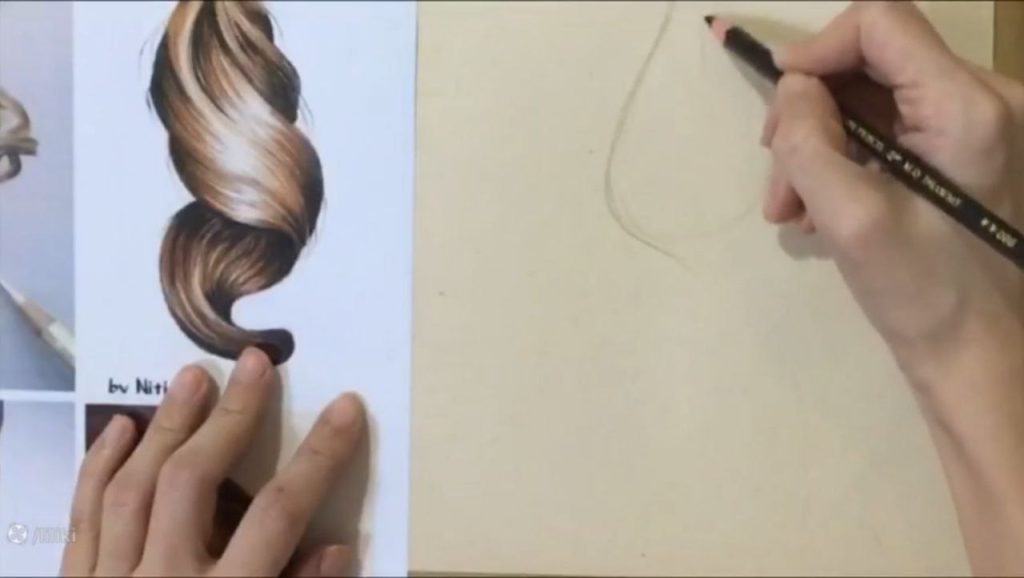 نقاشی مو با مداد رنگی
شروع ترسیم طرح اصلی در نقاشی مو با مداد رنگی