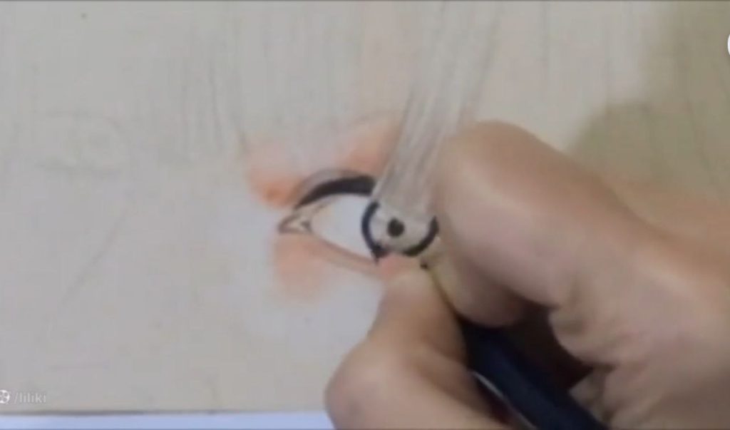 شروع رنگآمیزی مردمک و عنبیه در نقاشی چهره تیلور سوئیفت