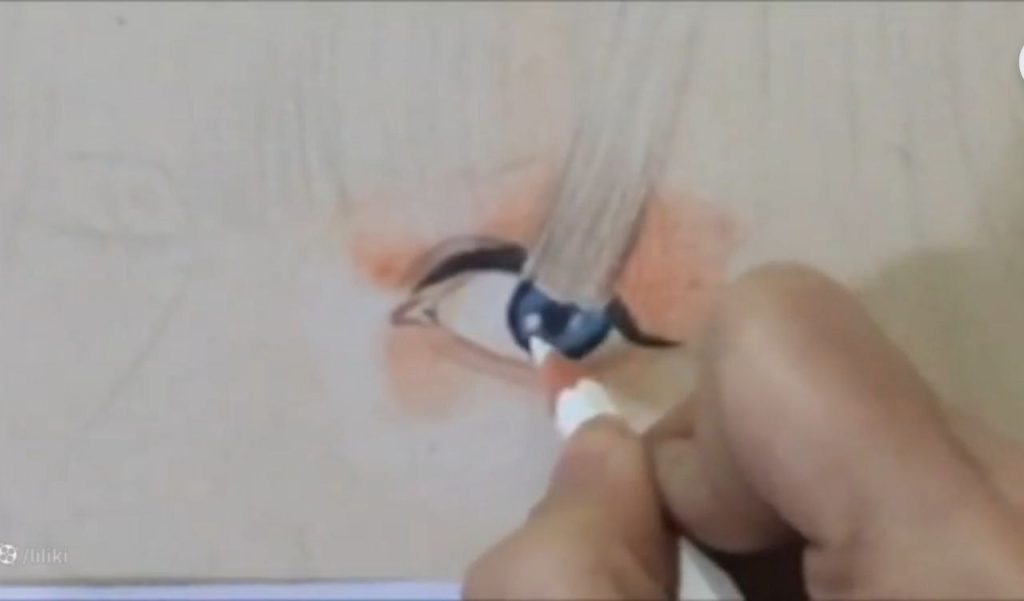 نورگذاری چشم با پاککن برقی در نقاشی چهره تیلور سوئیفت