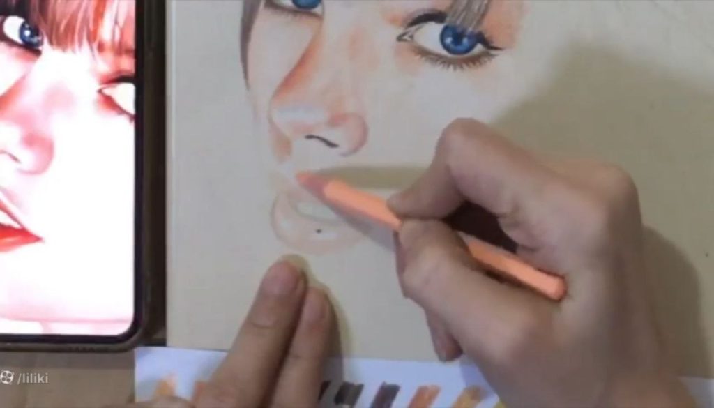 شروع رنگ آمیزی لب در ترسیم چهره تیلور سوئیفت