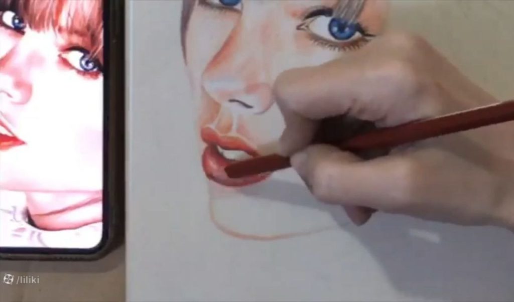 تقویت قرمزی و سایه چانه در ترسیم چهره تیلور سوئیفت