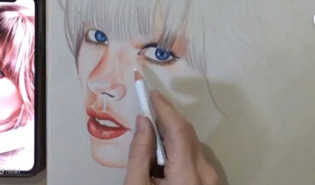 سایهزنی کل صورت و گردن در ترسیم چهره تیلور سوئیفت