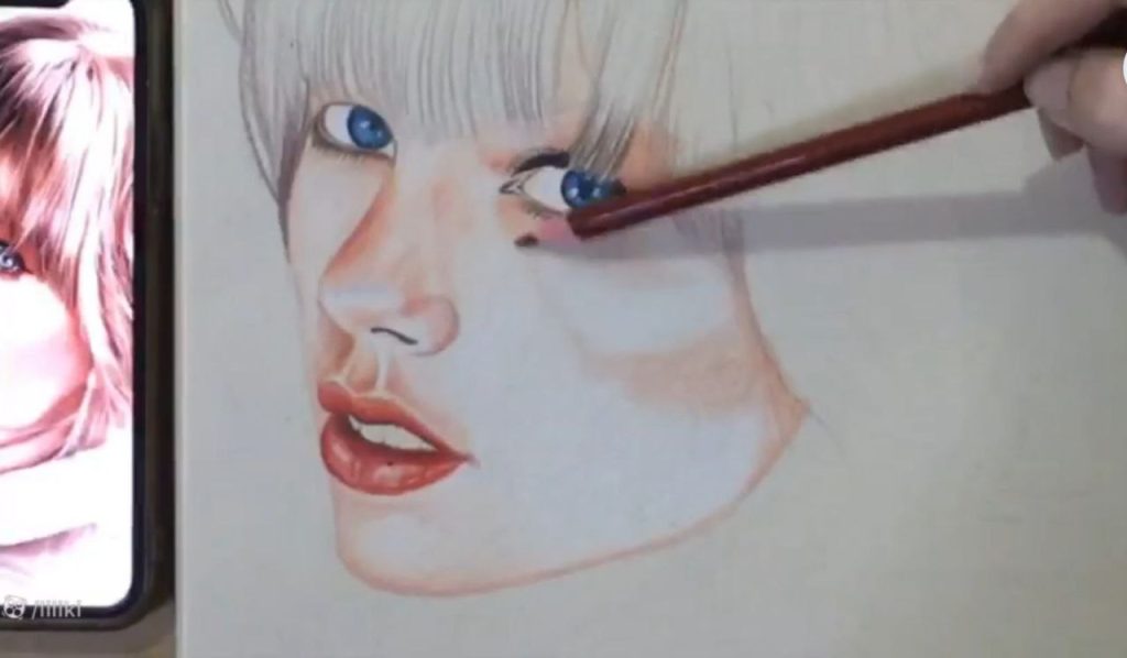 سایهپردازی تدریجی صورت در ترسیم چهره تیلور سوئیفت