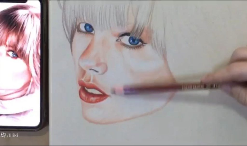 محو کردن تدریجی مثلث سایه روی صورت با مداد