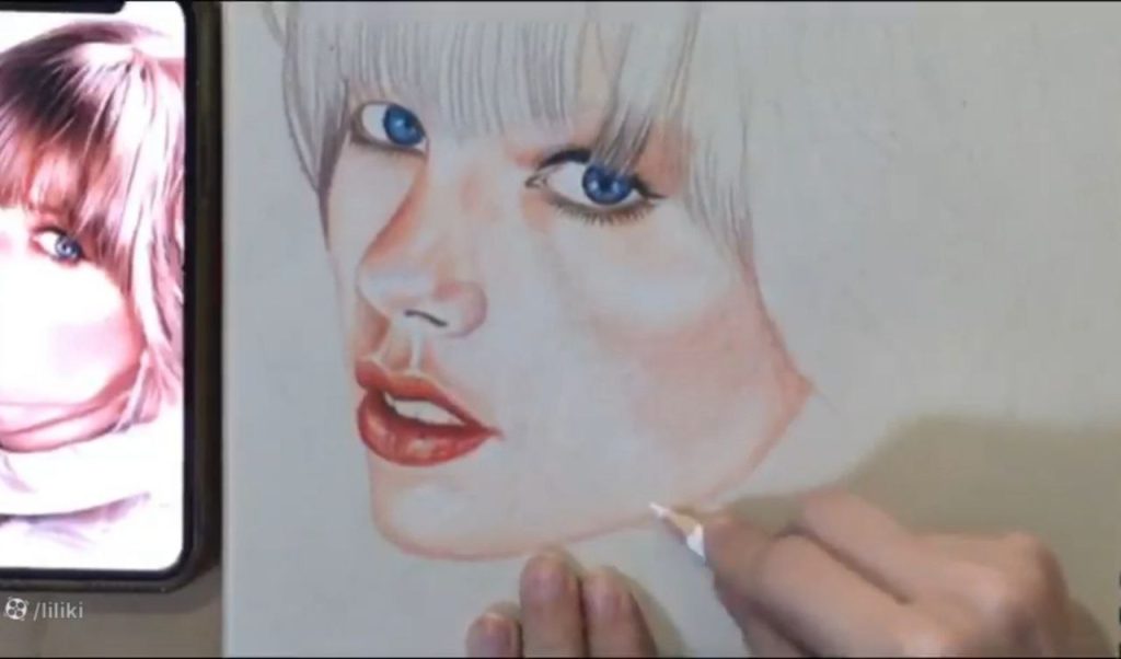 محو کردن و ترکیب رنگها با مداد سفید برای ایجاد بافت لطیف