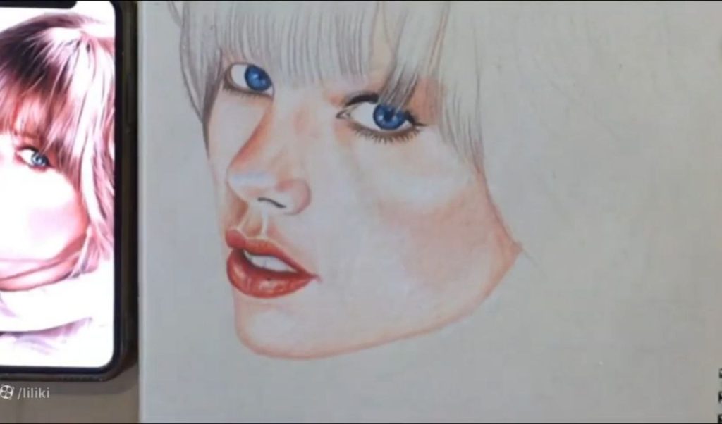 سایه و روشن دندانها با خطوط عمودی در ترسیم چهره تیلور سوئیفت