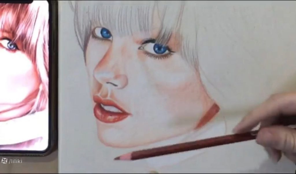 سایهزدن و تنظیم تیرگی مو و گردن در ترسیم چهره تیلور سوئیفت