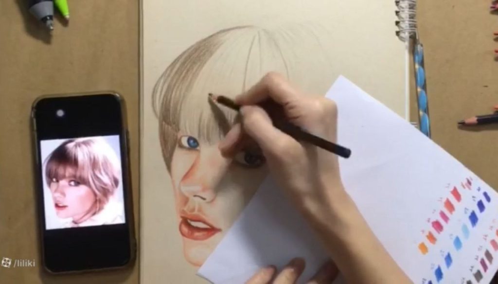 آموزش نقاشی تیلور سوئیفت با ترکیب رنگها و ایجاد روشنایی طبیعی مو