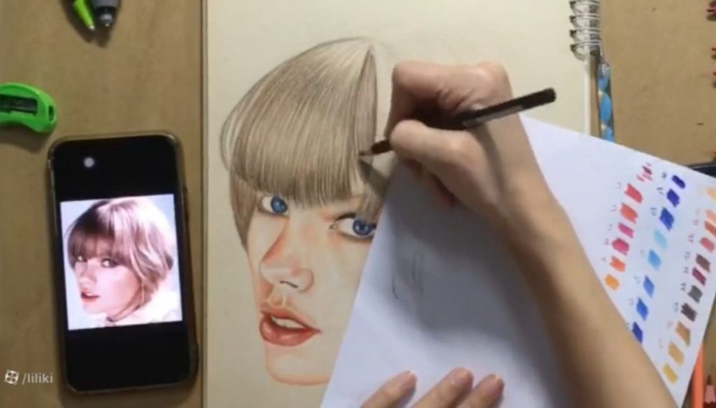 ایجاد رنگ عسلی و حفظ روشنایی مو در آموزش نقاشی تیلور سوئیفت