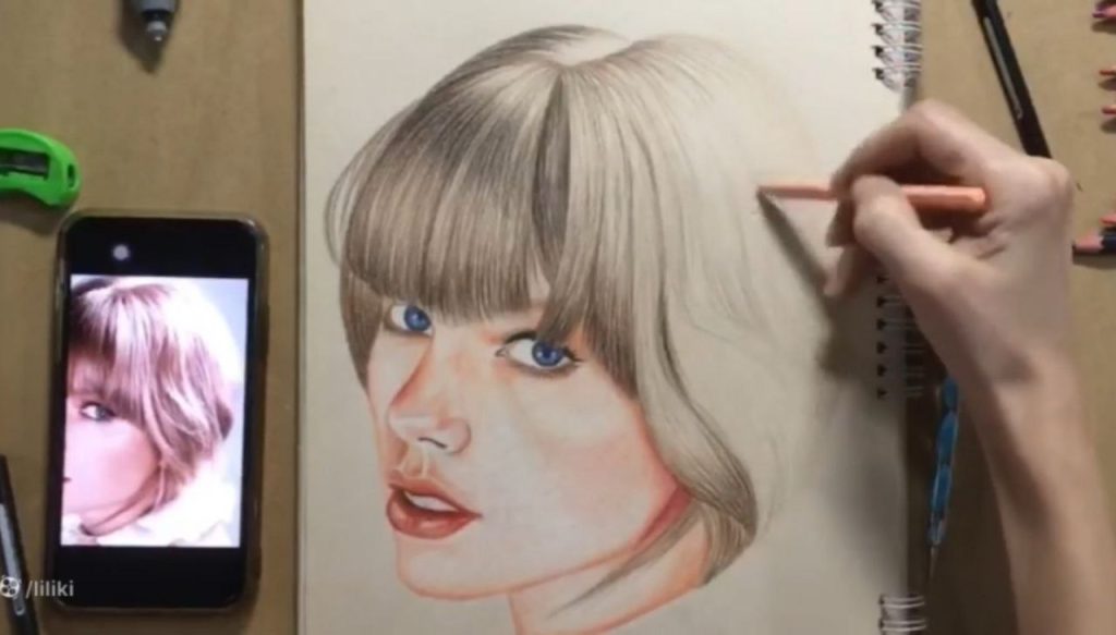 آموزش نقاشی تیلور سوئیفت با تمرکز بر جهت و بافت مو