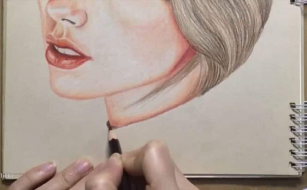 ایجاد هلال ها در نقاشی تیلور سوئیفت