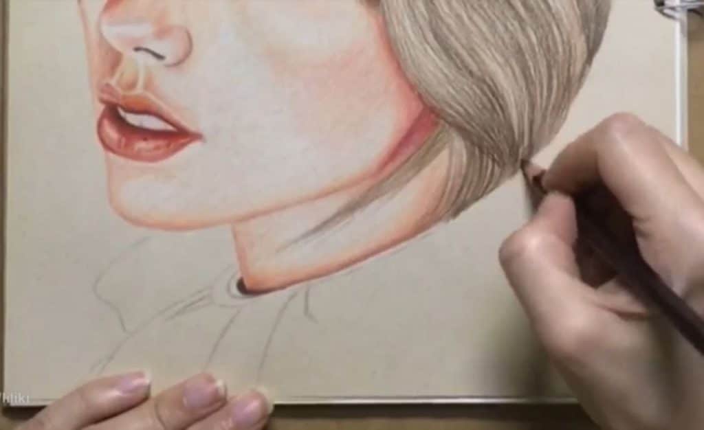 ایجاد هلالها و نزدیک شدن به گردن تیلور سوئیفت