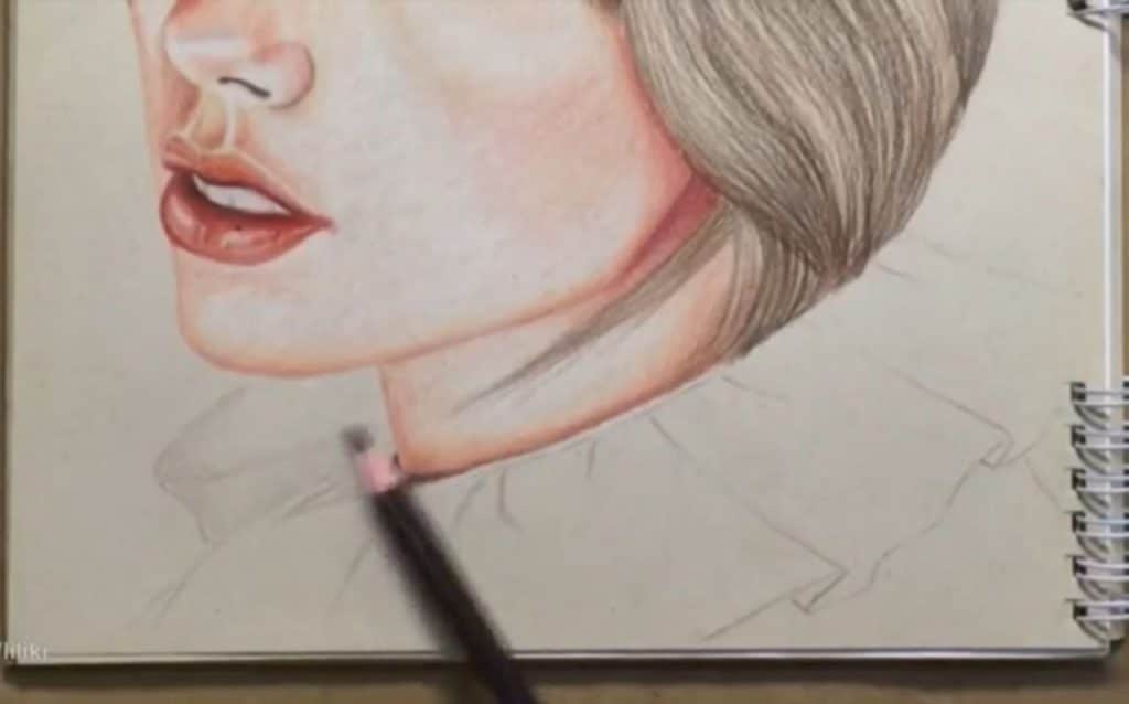 چینهای برگشته پارچه در رسم چهره تیلور سوئیفت