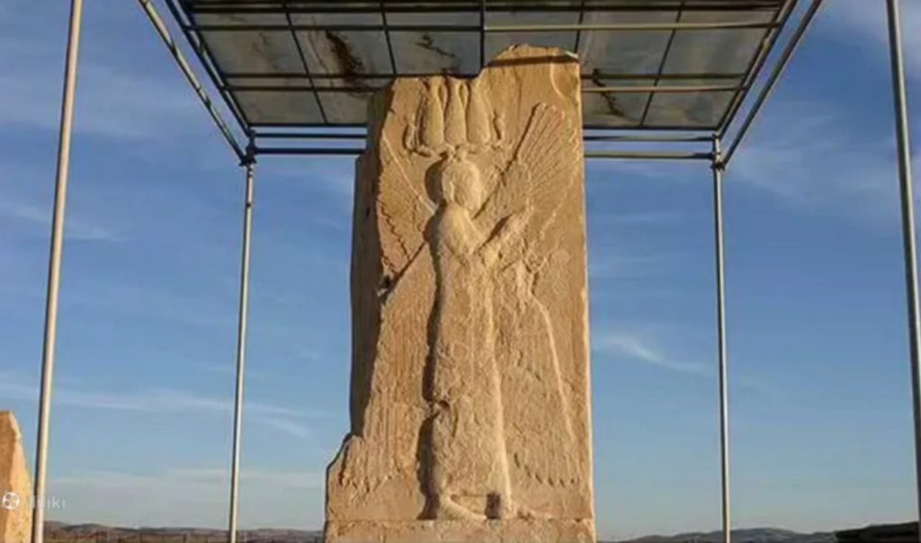 نقش کوروش بر دیئار در پاسارگاد